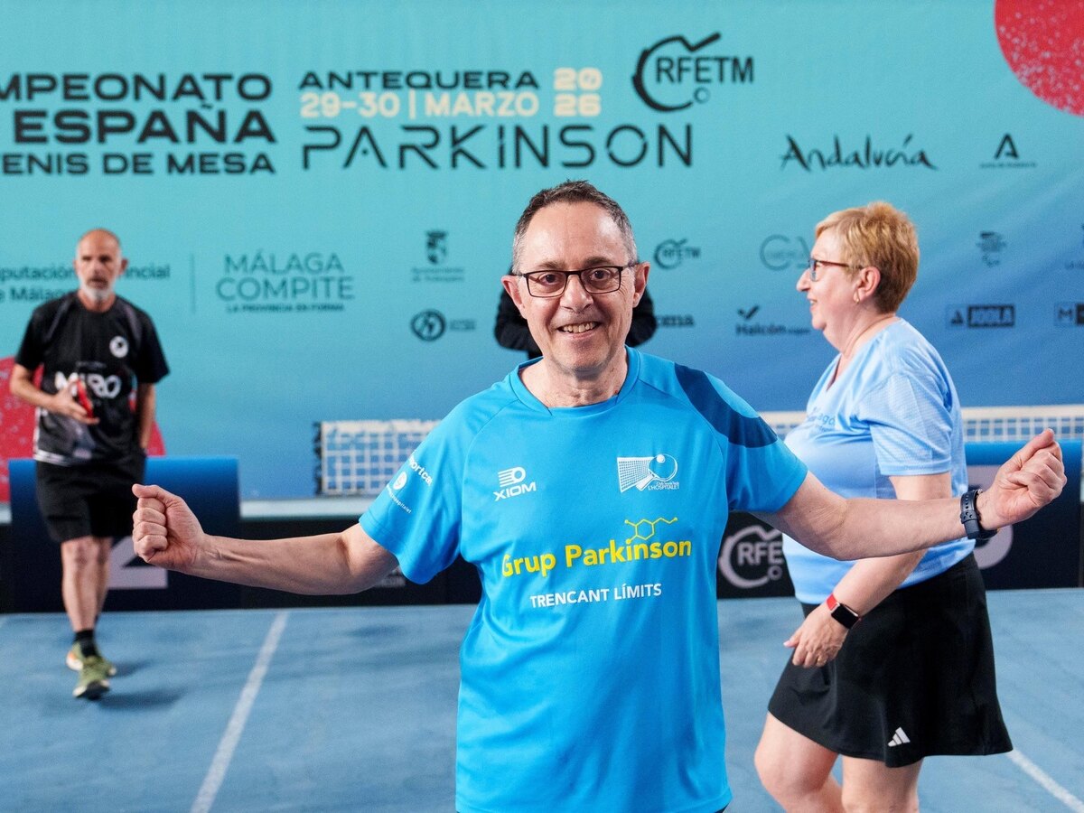 Membre del Grup Parkinson del CTT L'Hospitalet celebrant al Campionat d'Espanya de Tennis Taula Parkinson — Antequera 2026